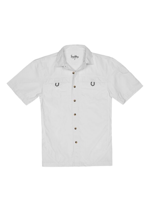 חולצת גברים בצבע לבן עם כפתורים, שרוולים קצרים, החולצה משלבת פתחי אוורור ורשתות